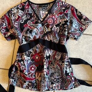 Los Angeles Rose scrub top. Tie back. V neck  cotton szS